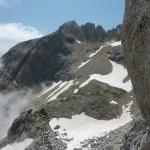 il rifugio dalla parete del "Monolito" del Corno Piccolo